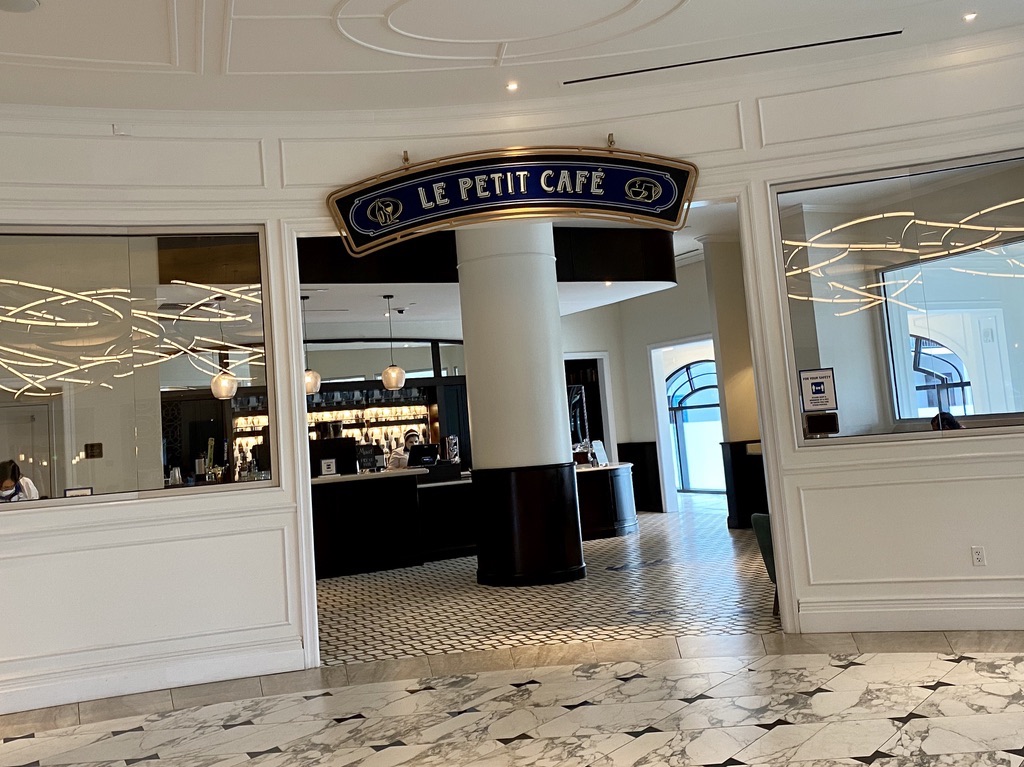 Le Petit Cafe: lobby coffe shop
