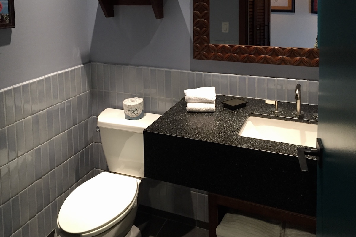 Split bathroom (toilet & vanity)