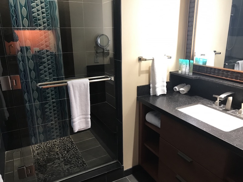 Main bathroom with vanity, tub/shower and commode