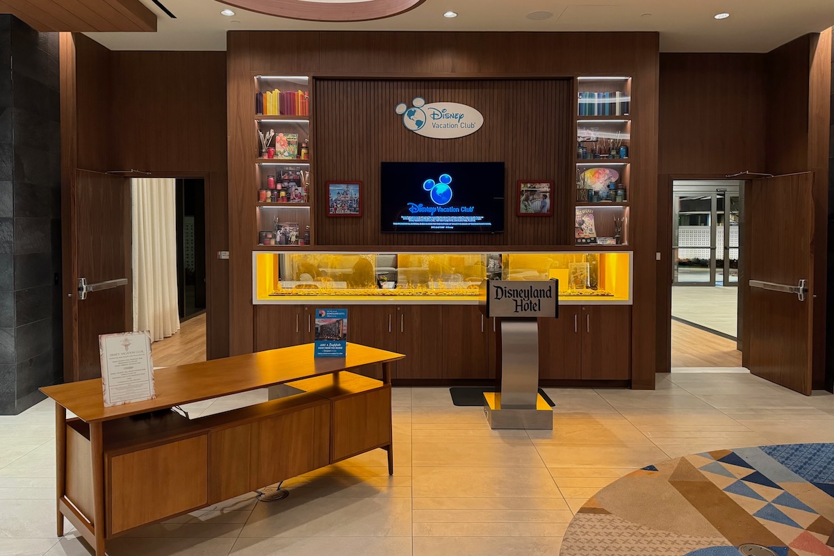 Villas at Disneyland Hotel Exterior Lobby DVC Desk